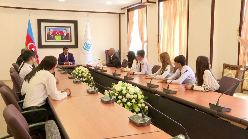 NDU-nun rektoru Elbrus İsayev rəqs üzrə Azərbaycan birincisi olan tələbələrlə görüşüb