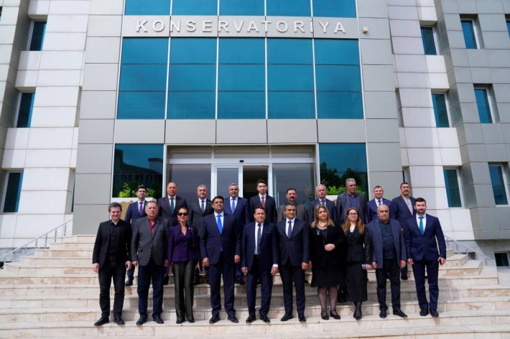 NDU-nun rektoru Elbrus İsayev “Bədii yaradıcılıq müsabiqə-festivalı”nda iştirak edəcək nümayəndə heyəti ilə görüşüb