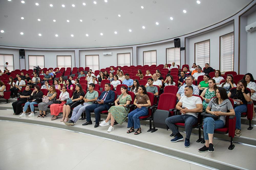 Naxçıvan Dövlət Universitetinin Beynəlxalq Kembric Məktəbində valideynlərlə görüş keçirilib