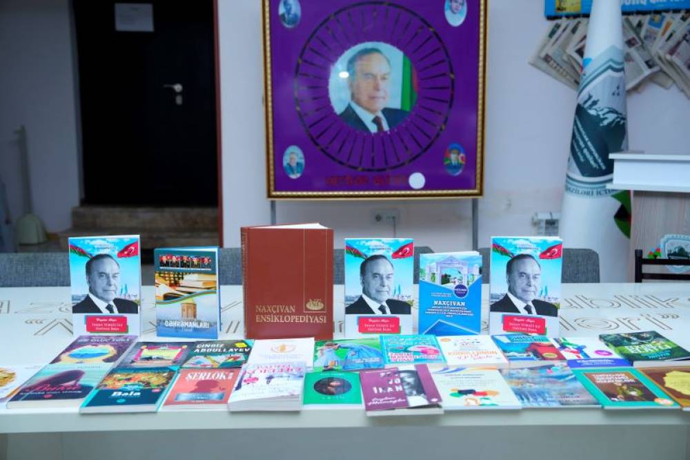 NDU Elmi Kitabxanasının əməkdaşları və könüllüləri “Naxçıvan Qaziləri” İctimai Birliyinə kitablar hədiyyə edib