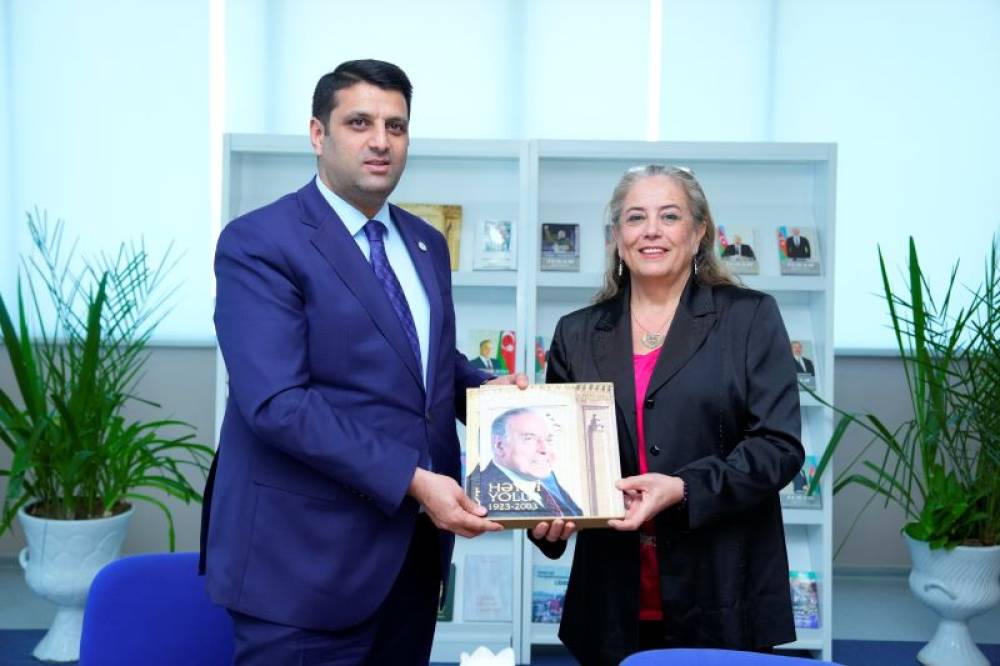 Naxçıvan Dövlət Universitetində “İnsan ürəyi ilə Heydər Baba” kitabının təqdimatı keçirilib