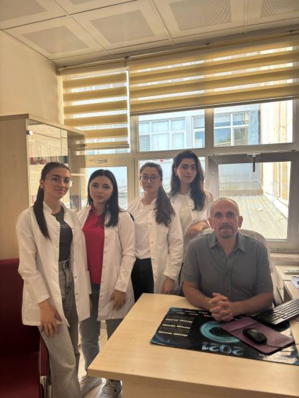 Tibb fakültəsinin Psixologiya ixtisası üzrə 7 tələbəsi Trabzon şəhərində yerləşən Qaradəniz Texniki Universitetinin Farabi xəstəxanasında sinir ve ruh xəstəlikləri bölümündə təcrübələrini davam etdirirlər