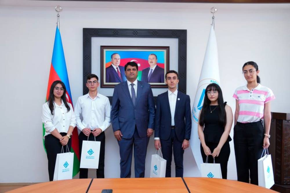 NDU-nun rektoru Elbrus İsayev 600-dən yuxarı bal toplayan abituriyentlərlə görüş keçirib