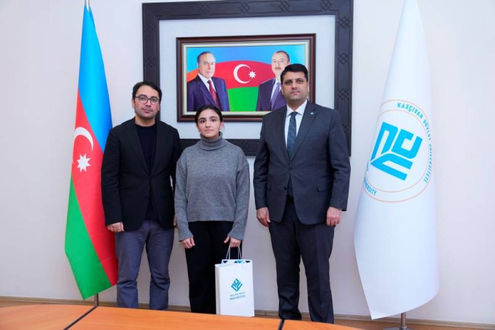 NDU-nun rektoru Elbrus İsayev IELTS Mərkəzinin yetirməsi beynəlxalq FLEX proqramının qalibi Nuray Cabbarlını qəbul edərək təbrik edib.