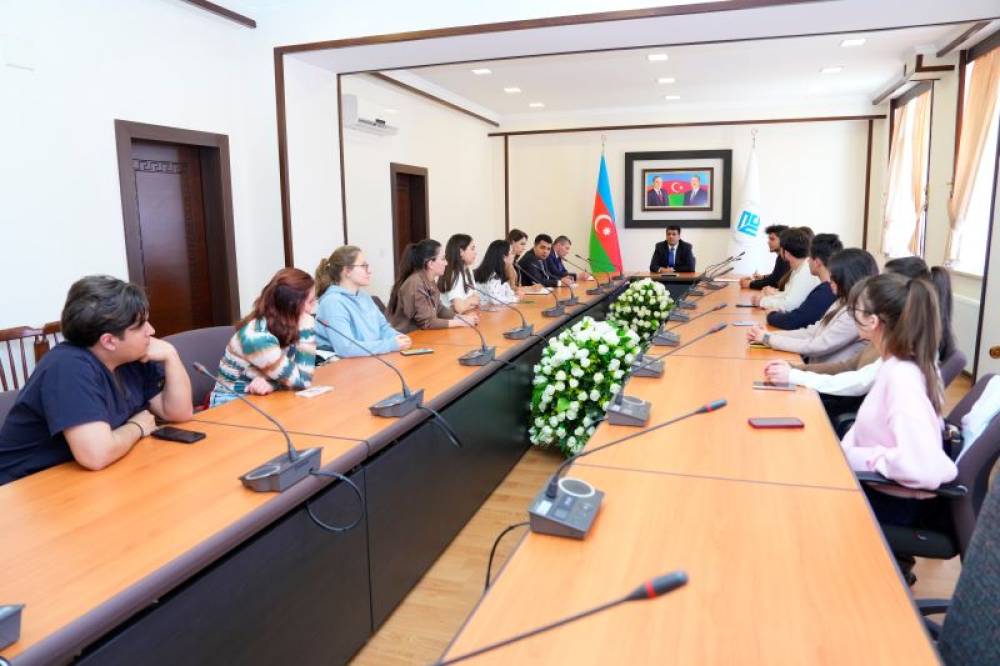 NDU-nun rektoru Elbrus İsayev EMSA Buxarest Tvinninq Mübadilə proqramı vasitəsi ilə Rumıniyaya gedəcək 11 tələbəni qəbul edib.