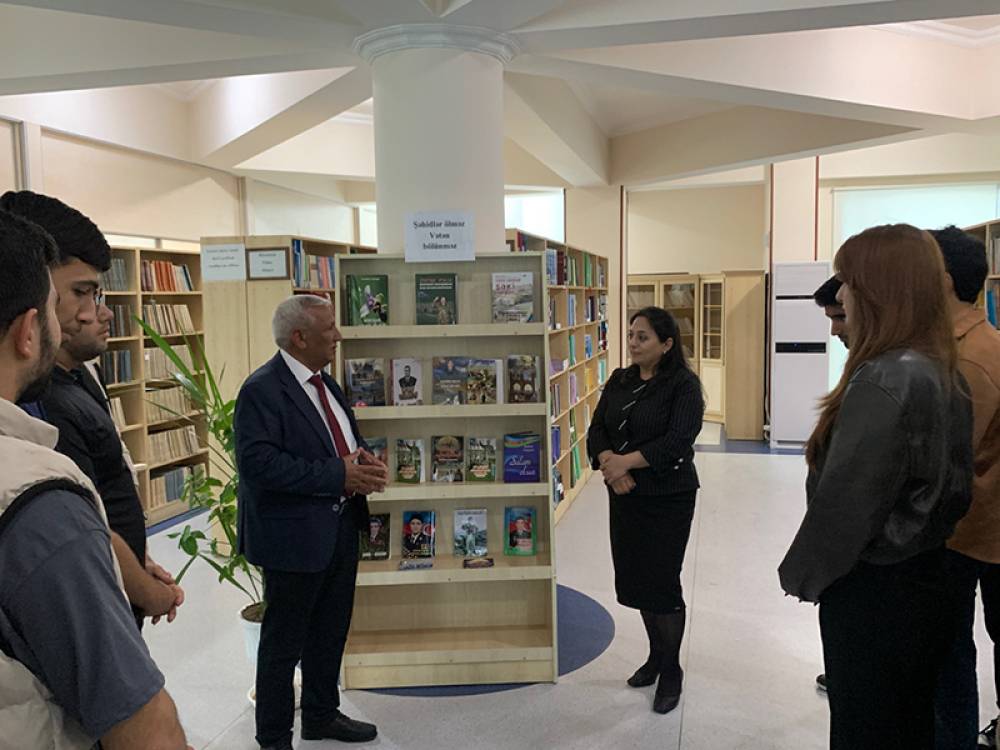 NDU-nun İqtisadiyyat ixtisası üzrə III kurs tələbələri universitetin Elmi Kitabxanasında 