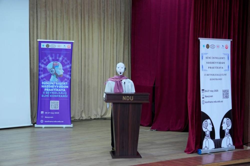 NDU-da “Süni intellekt: nəzəriyyədən praktikaya” II Beynəlxalq Elmi konfransı keçirilib, ilk dəfə robot moderator qadın təqdimat edib