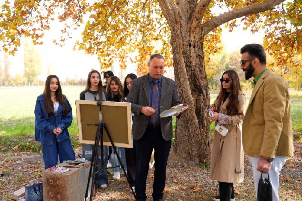 Naxçıvan Dövlət Universitetinin tələbələri  Nəbatət bağında payız etüdü ediblər