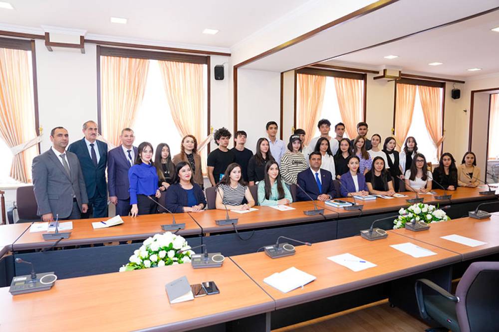 Naxçıvan Dövlət Universitetinin rektoru tədrisi ingilis dilində olan İnformasiya təhlükəsizliyi ixtisasının tələbələri ilə görüşüb