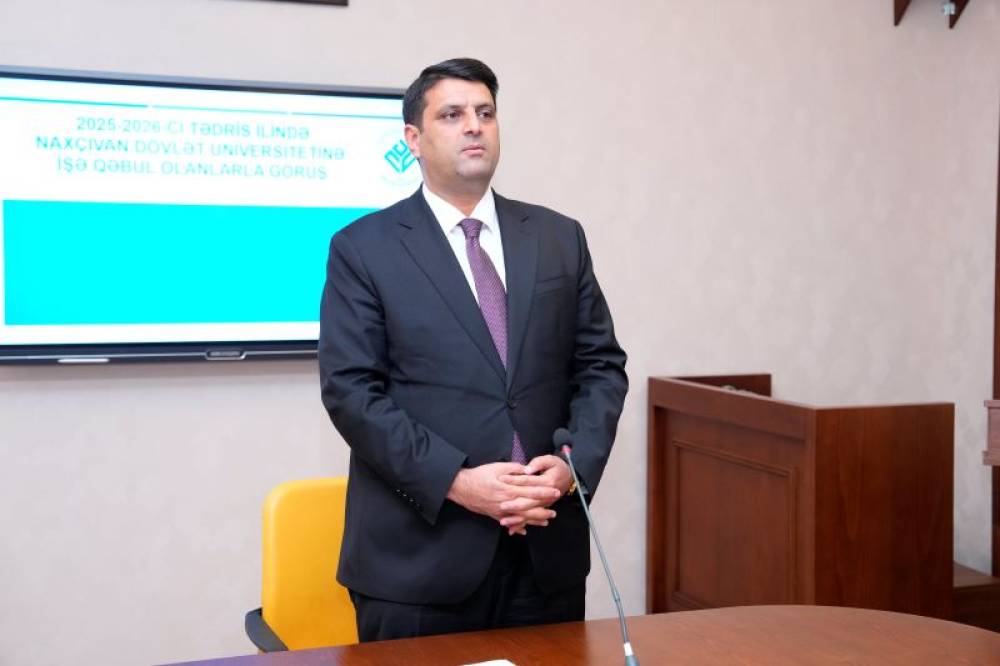 Naxçıvan Dövlət Universitetinin rektoru Elbrus İsayev 2025–2026-cı tədris ilində işə qəbul olunan yeni əməkdaşlarla görüş keçirib