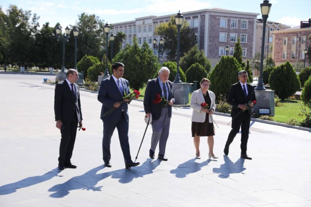 Tarixçi və yazıçı İlber Ortaylı Ümummilli Lider Heydər Əliyevin və Türkiyə Cümhuriyyətinin qurucusu Mustafa Kamal Atatürkün Naxçıvan şəhərində ucaldılan abidələrini ziyarət edib