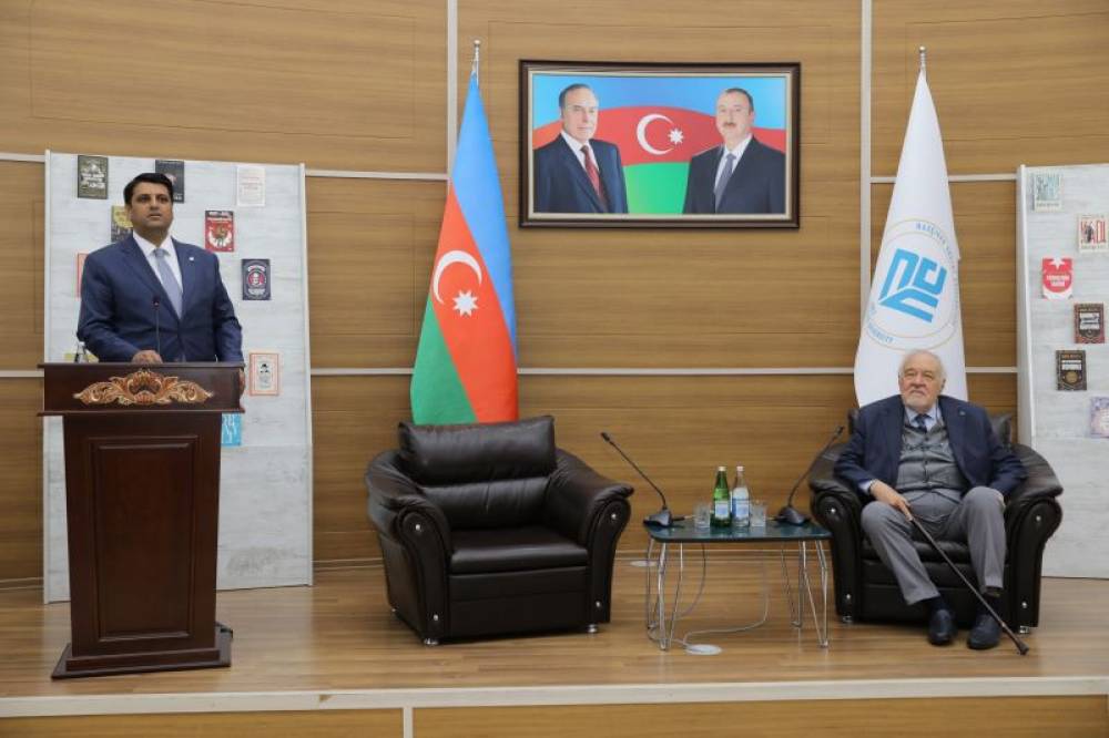 İlber Ortaylının Naxçıvanda kitab imza günü: Professor şagirdlər və tələbələrlə görüşüb